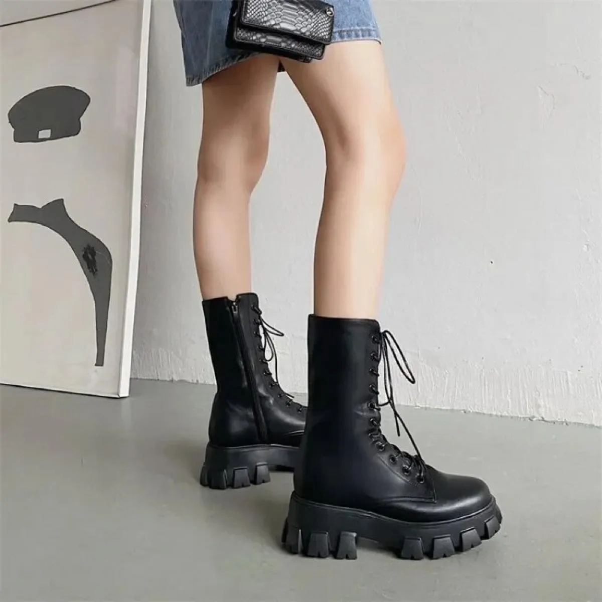 2024 Moda Primavera Scarpe da donna in stile britannico Gambe piccole e medie Lace Up Tinta unita Testa tonda Pu Matcake Suola B