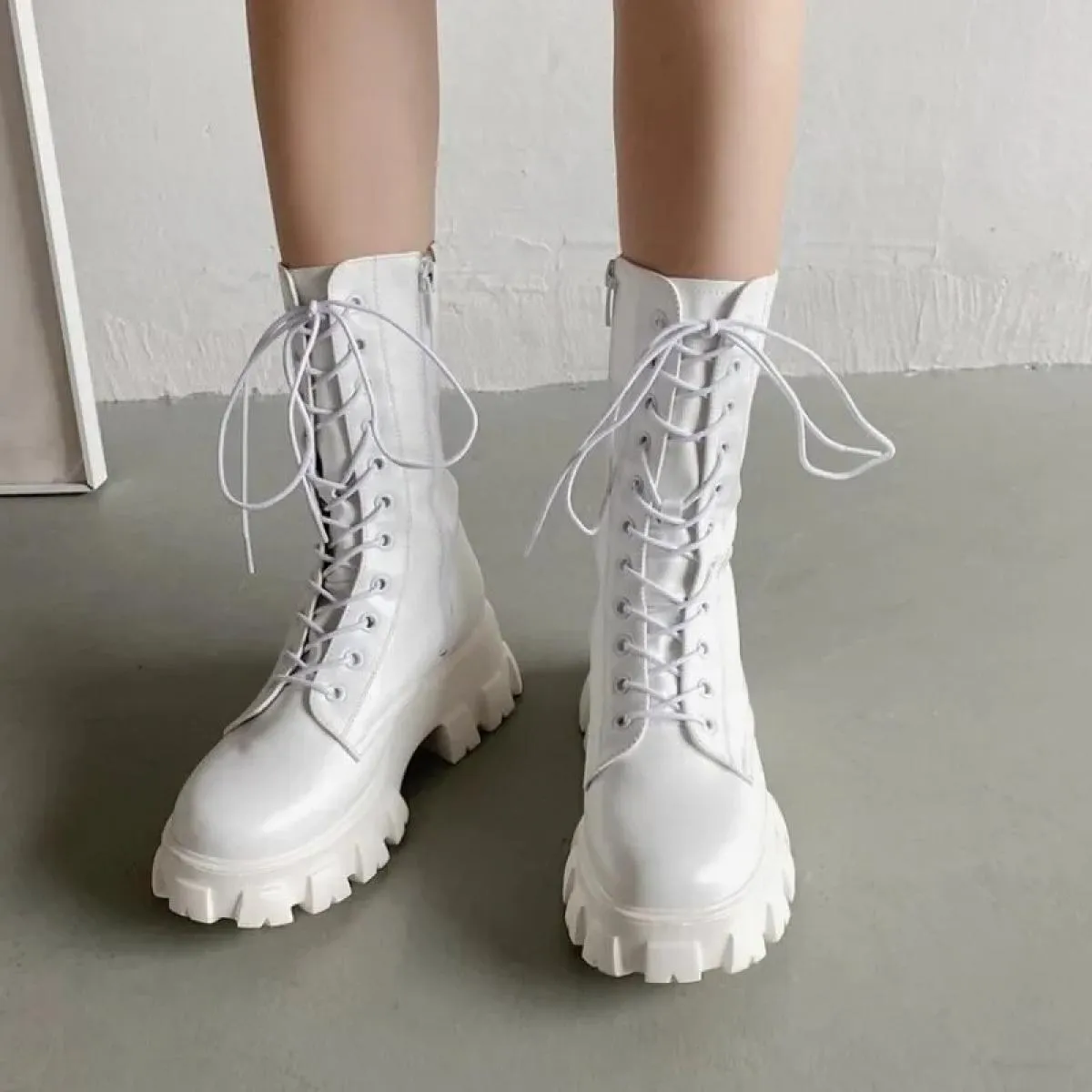 2024 Moda Primavera Scarpe da donna in stile britannico Gambe piccole e medie Lace Up Tinta unita Testa tonda Pu Matcake Suola B