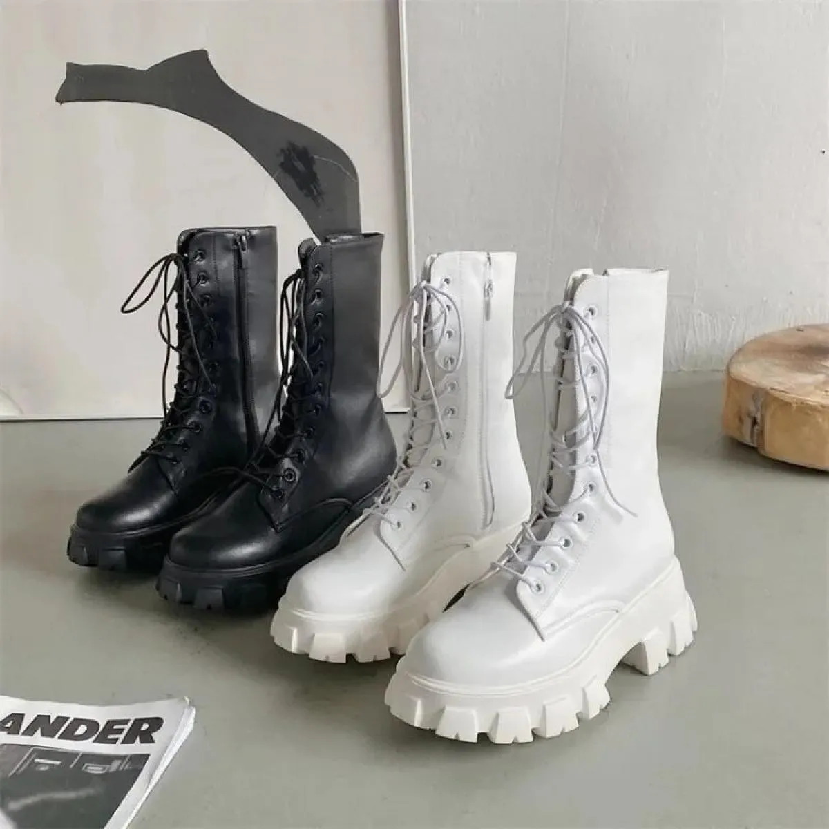 2024 Moda Primavera Scarpe da donna in stile britannico Gambe piccole e medie Lace Up Tinta unita Testa tonda Pu Matcake Suola B