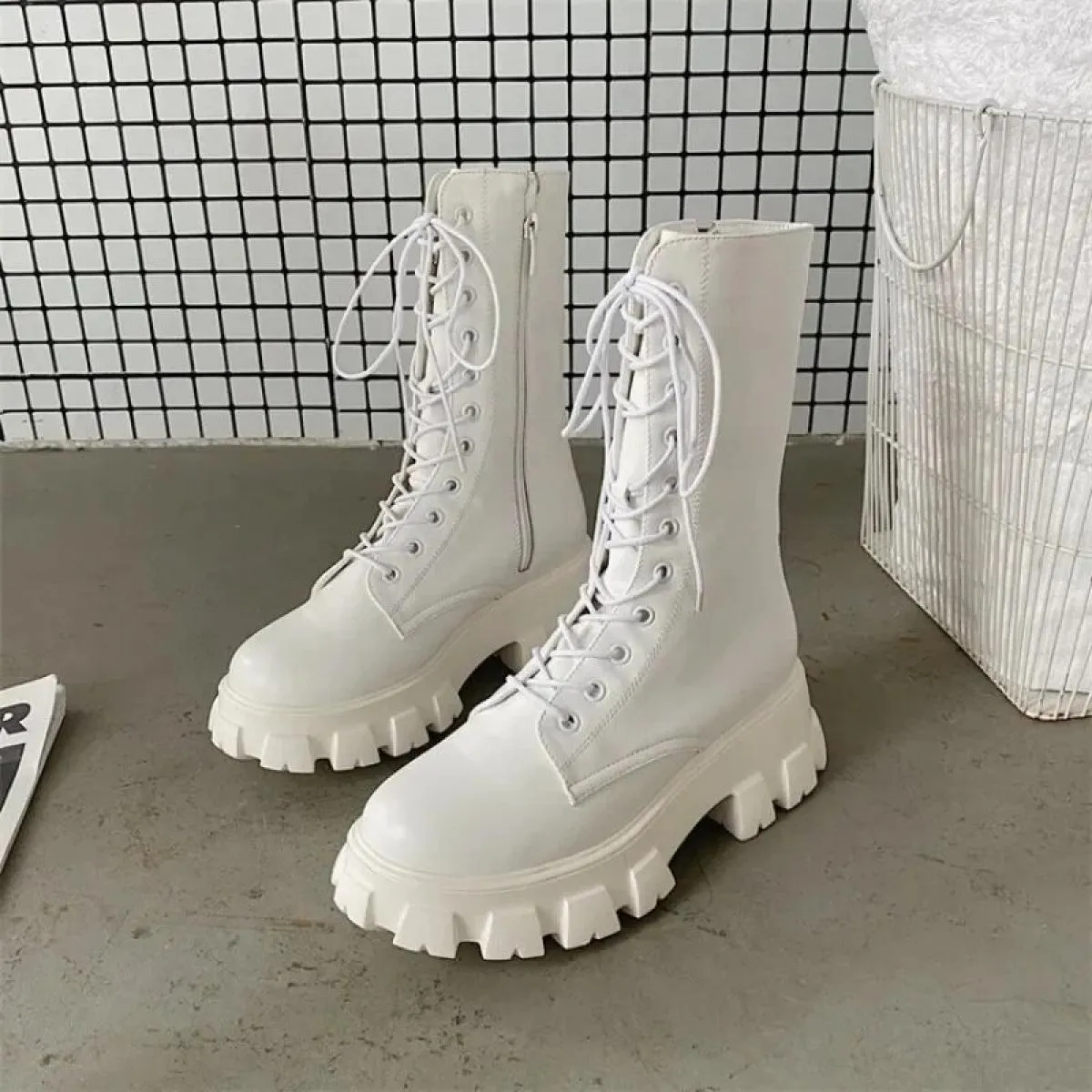 2024 Moda Primavera Scarpe da donna in stile britannico Gambe piccole e medie Lace Up Tinta unita Testa tonda Pu Matcake Suola B