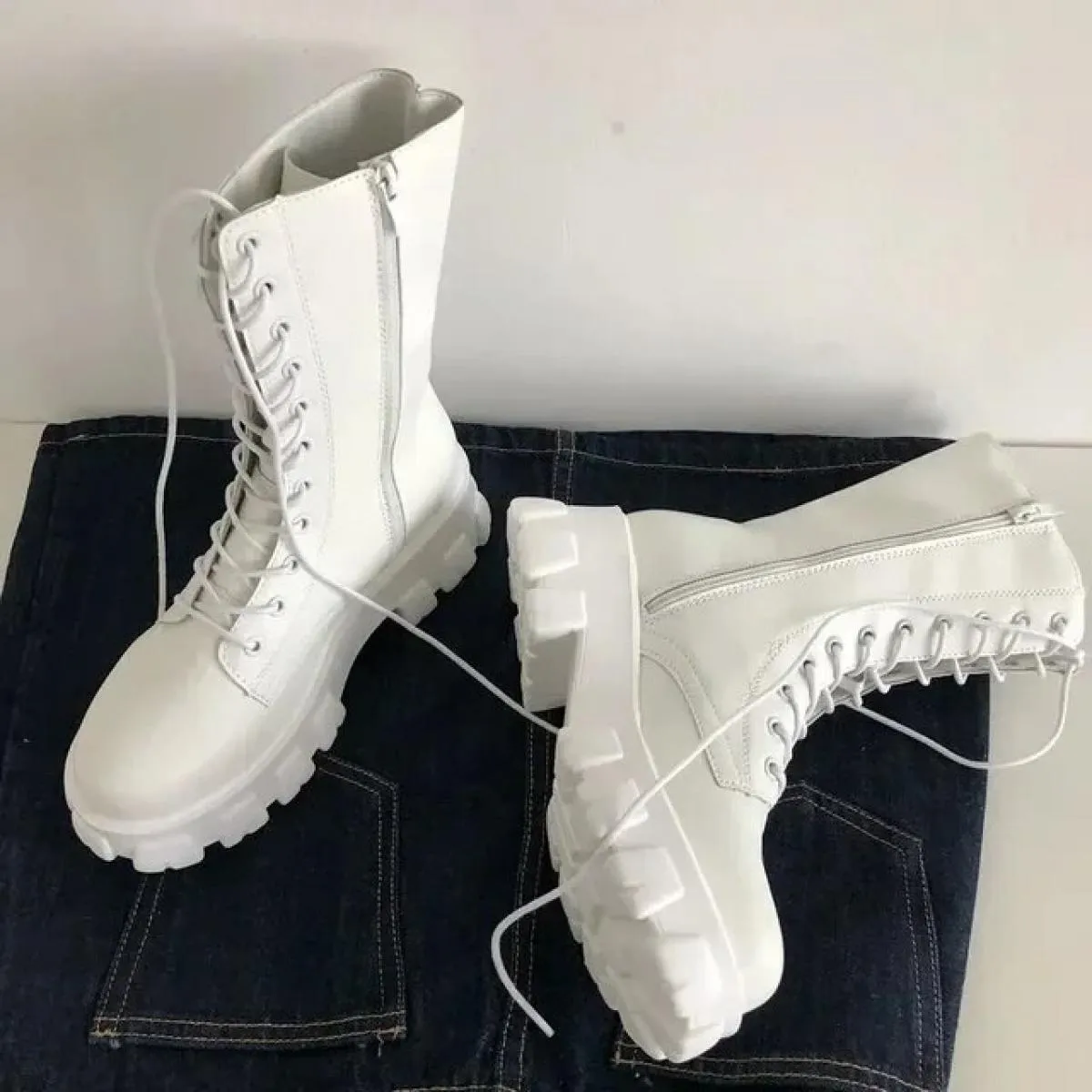 2024 Moda Primavera Scarpe da donna in stile britannico Gambe piccole e medie Lace Up Tinta unita Testa tonda Pu Matcake Suola B