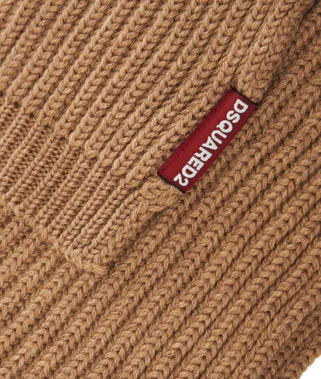 Berretto e sciarpa in maglia marrone marrone