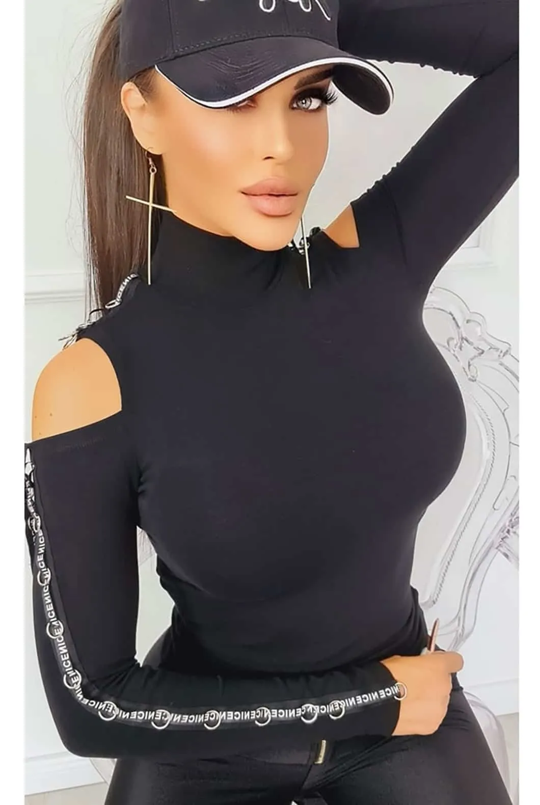 Maglia aderente in tessuto elasticizzato con decorazioni sulle maniche