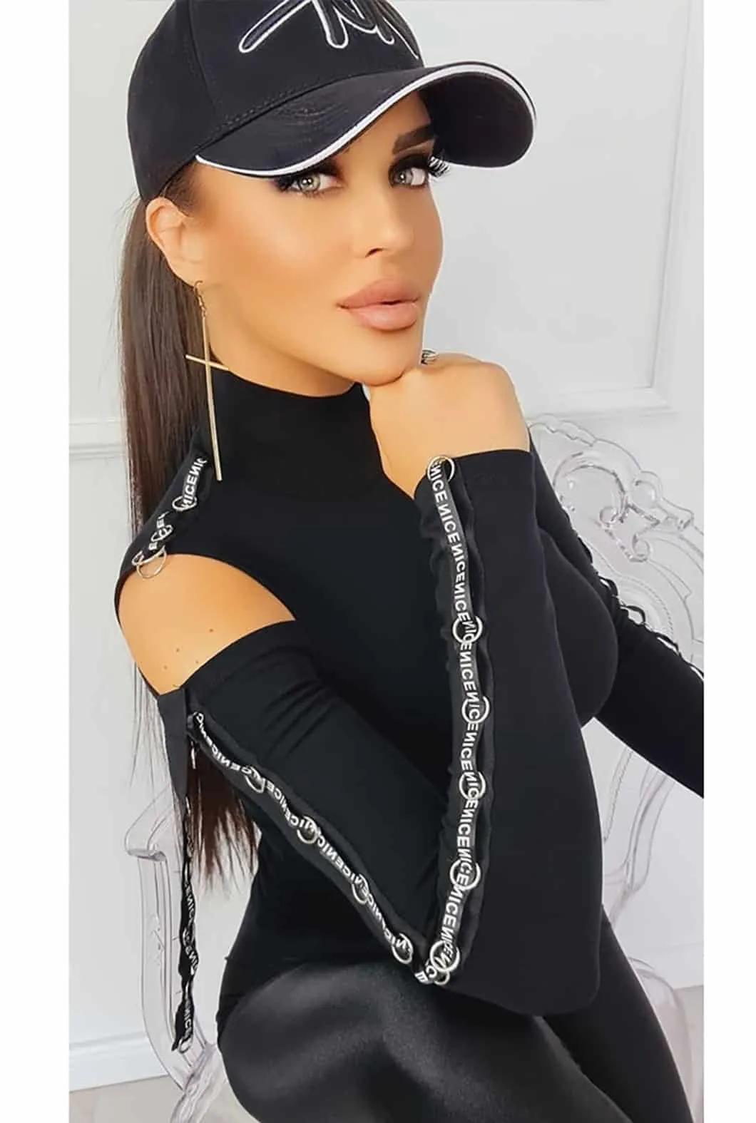 Maglia aderente in tessuto elasticizzato con decorazioni sulle maniche