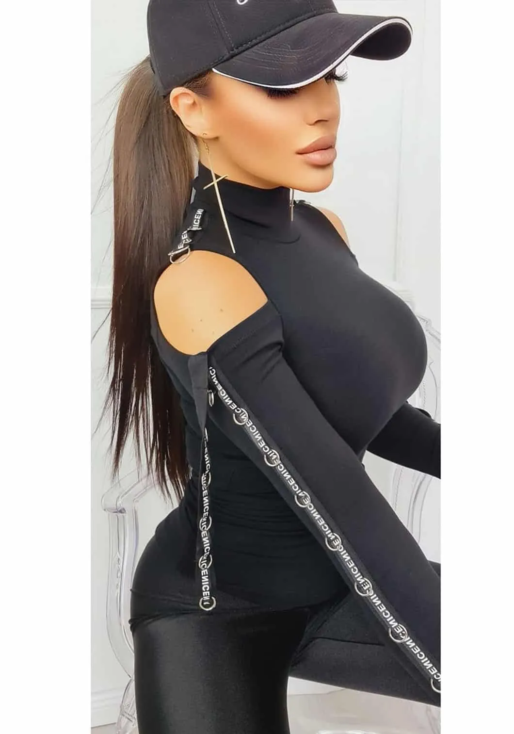 Maglia aderente in tessuto elasticizzato con decorazioni sulle maniche