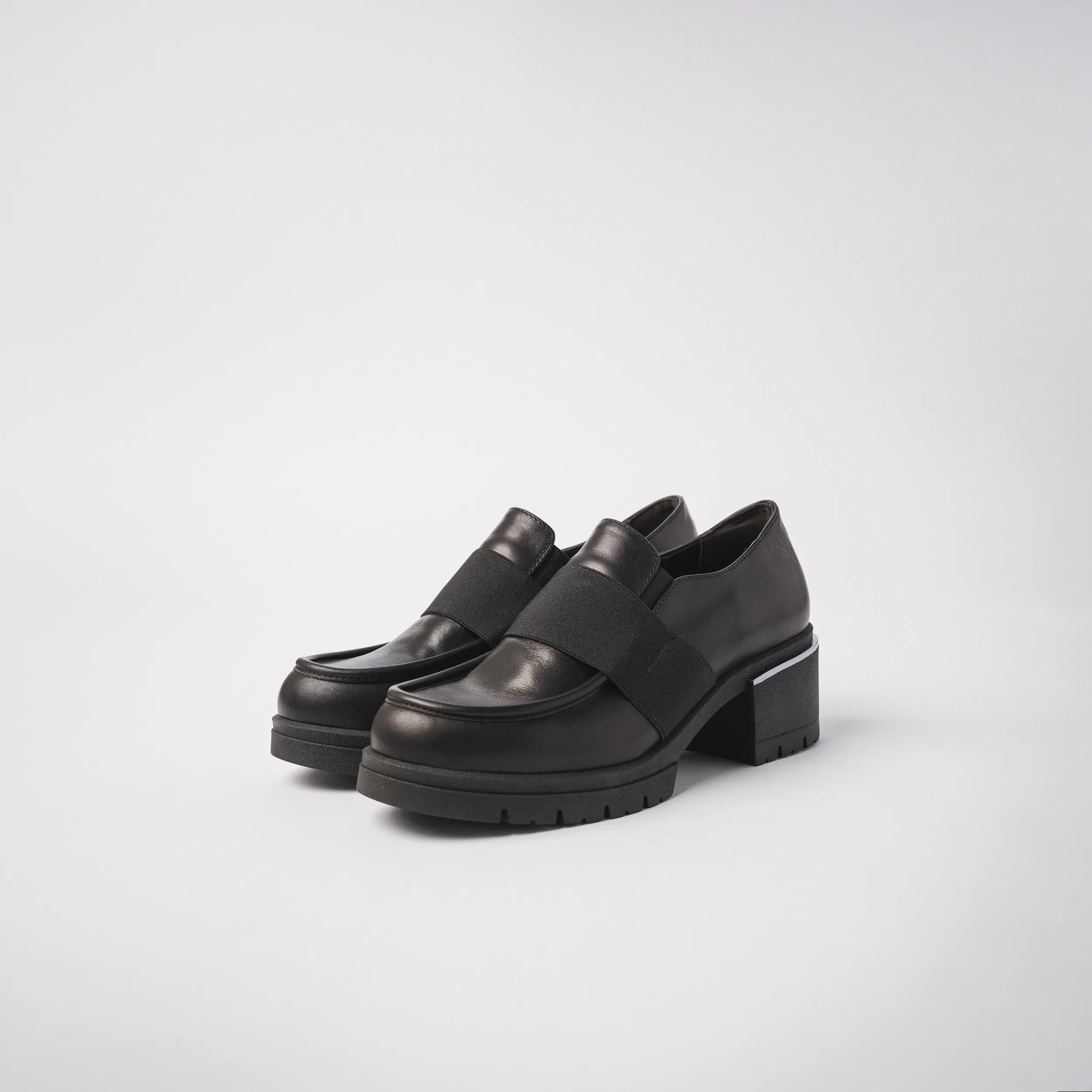 Mocassino con tacco e dettaglio elastico