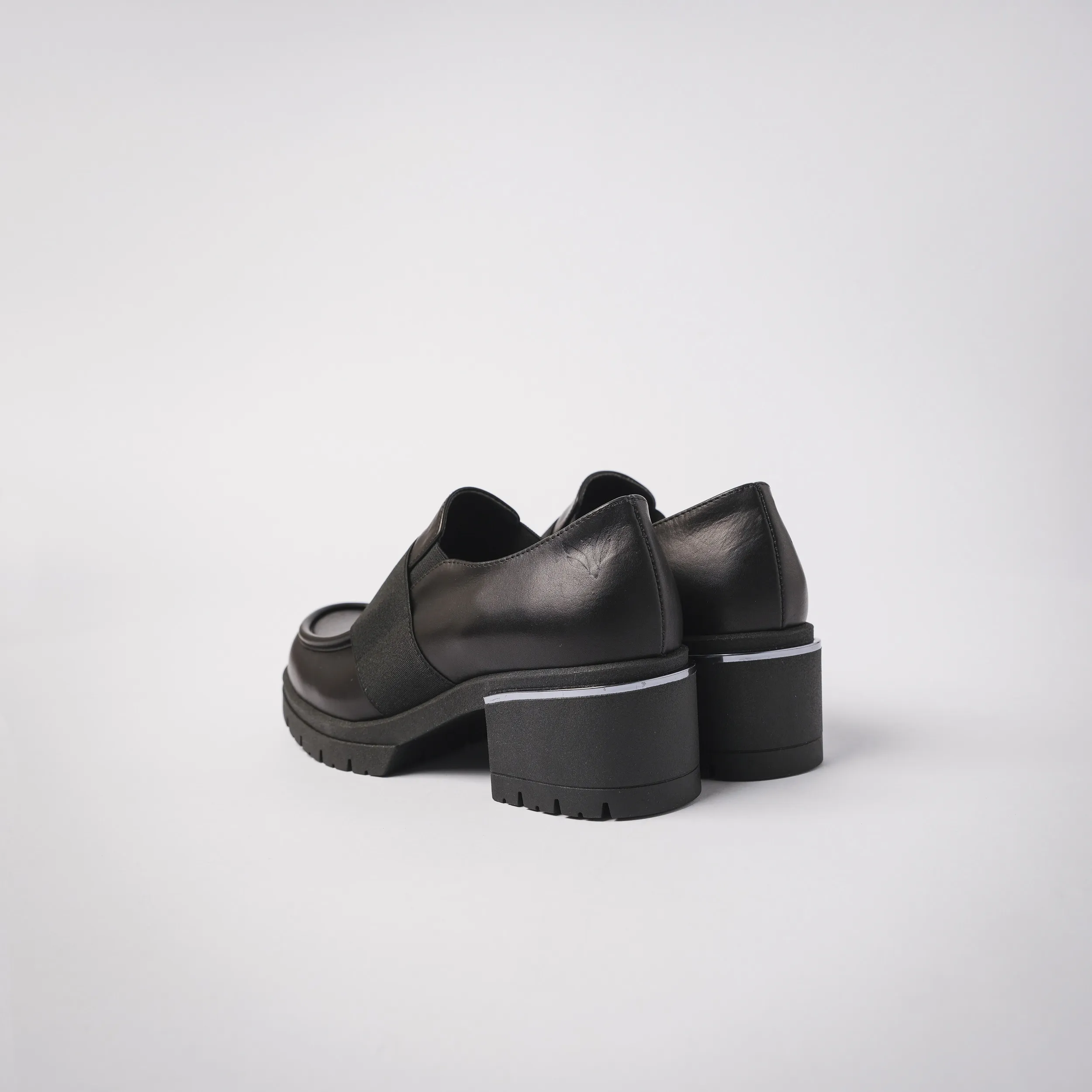 Mocassino con tacco e dettaglio elastico