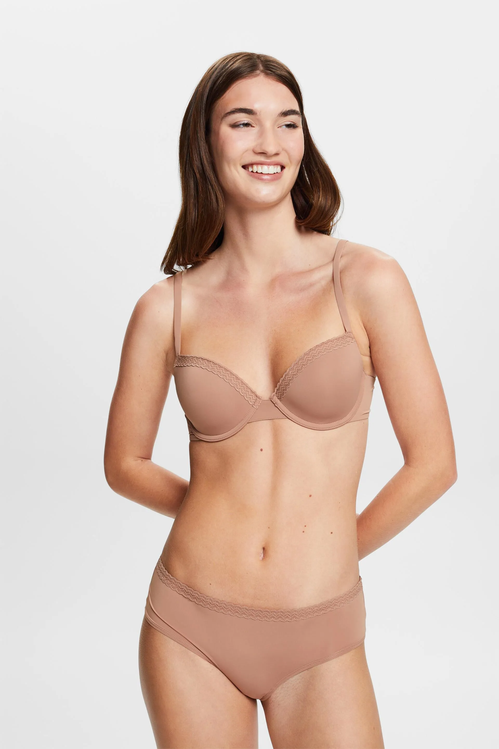 Reggiseno imbottito e con ferretto, realizzato in microfibra con bordo in pizzo