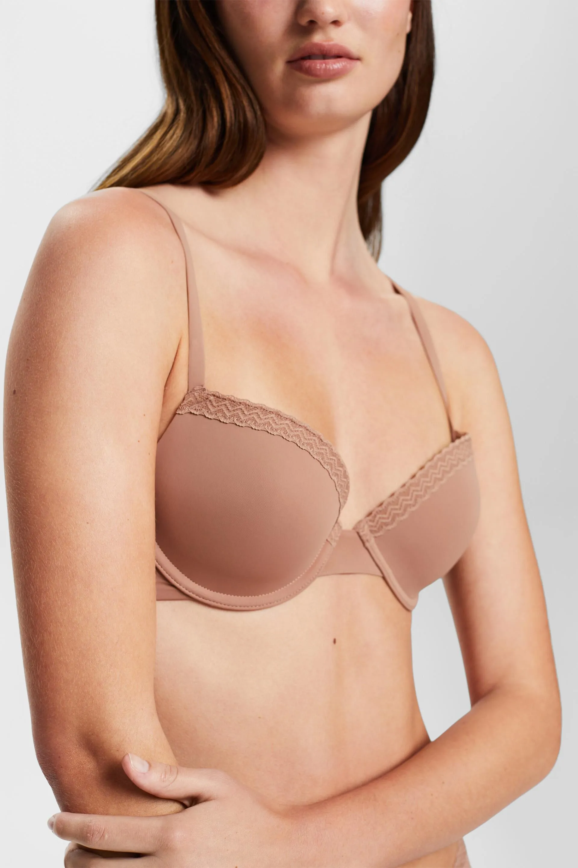 Reggiseno imbottito e con ferretto, realizzato in microfibra con bordo in pizzo