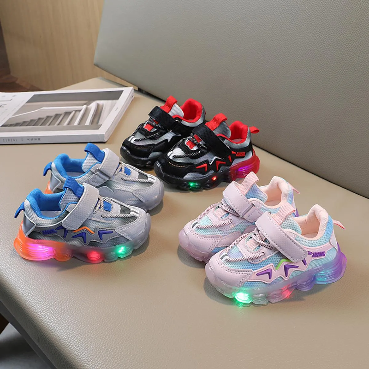 Scarpe da ginnastica per bambini patchwork con suola luminosa Scarpe per bambini illuminate a led per bambini, belle strisce pia