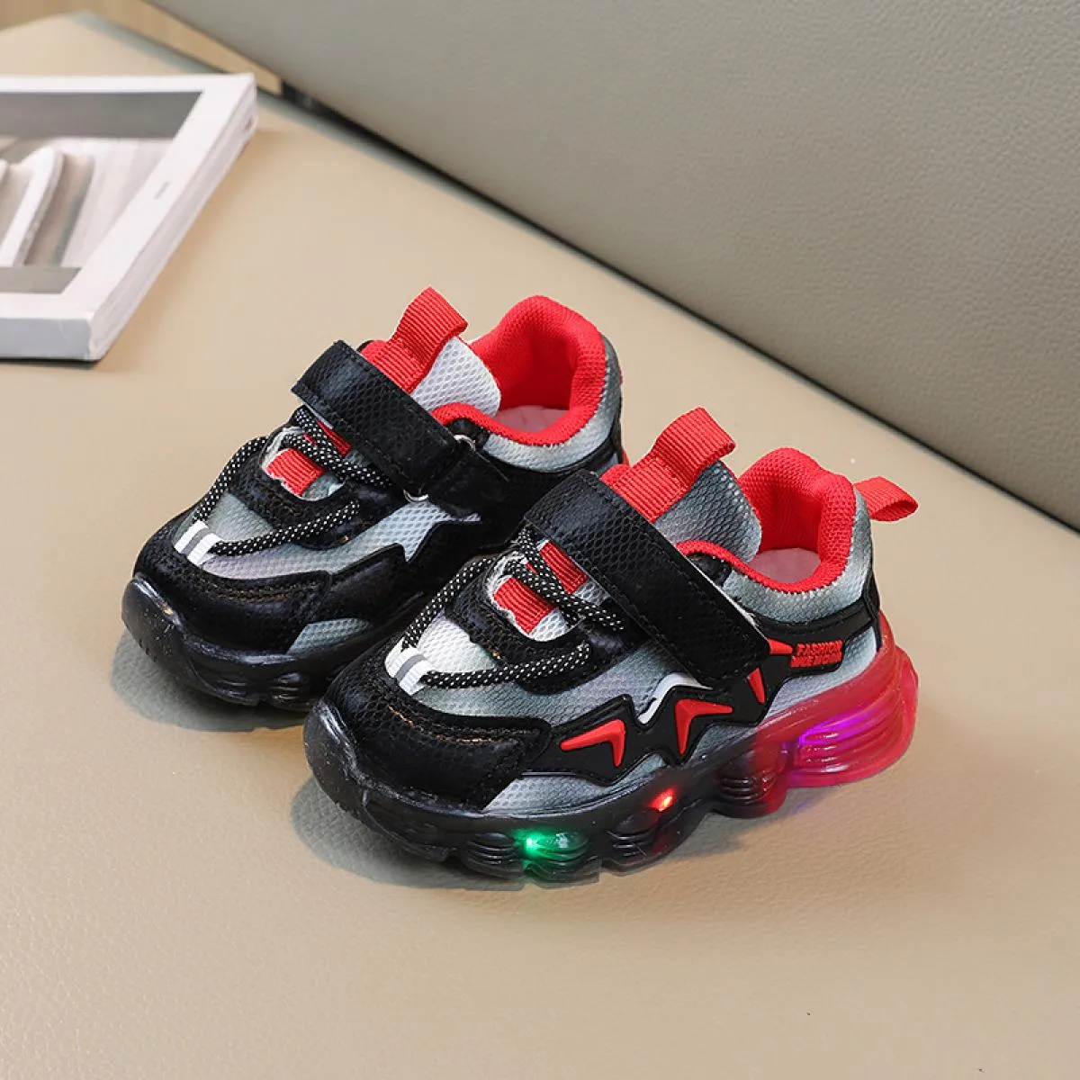 Scarpe da ginnastica per bambini patchwork con suola luminosa Scarpe per bambini illuminate a led per bambini, belle strisce pia
