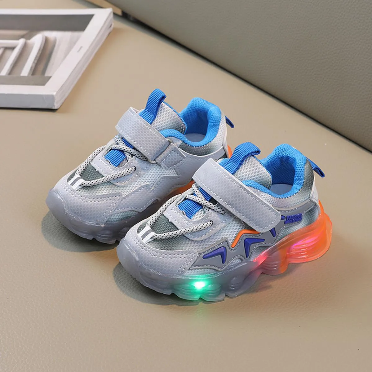 Scarpe da ginnastica per bambini patchwork con suola luminosa Scarpe per bambini illuminate a led per bambini, belle strisce pia