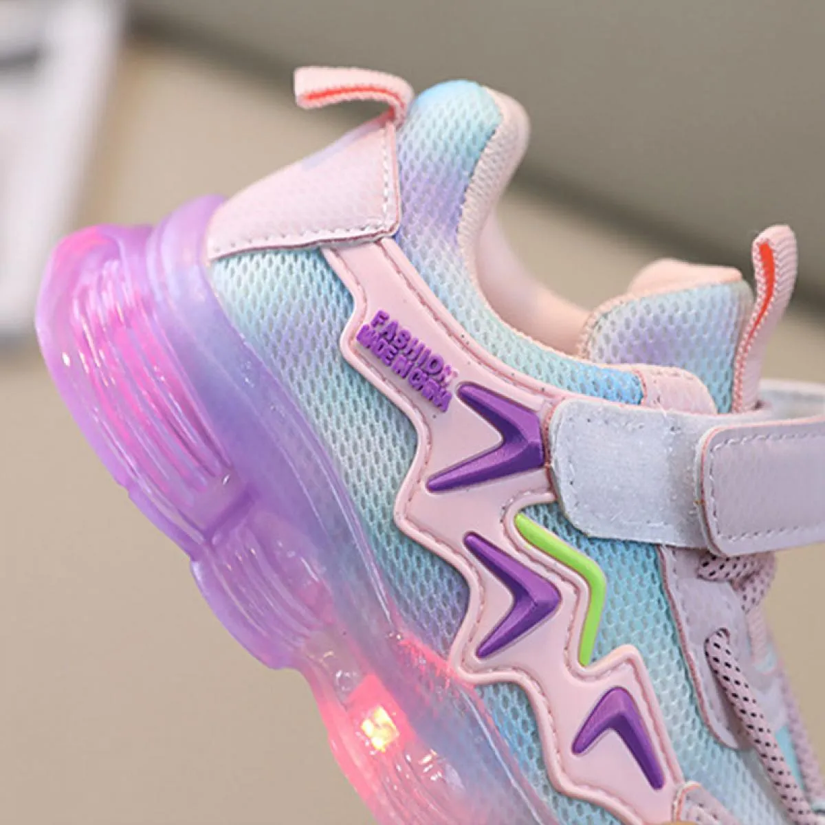 Scarpe da ginnastica per bambini patchwork con suola luminosa Scarpe per bambini illuminate a led per bambini, belle strisce pia