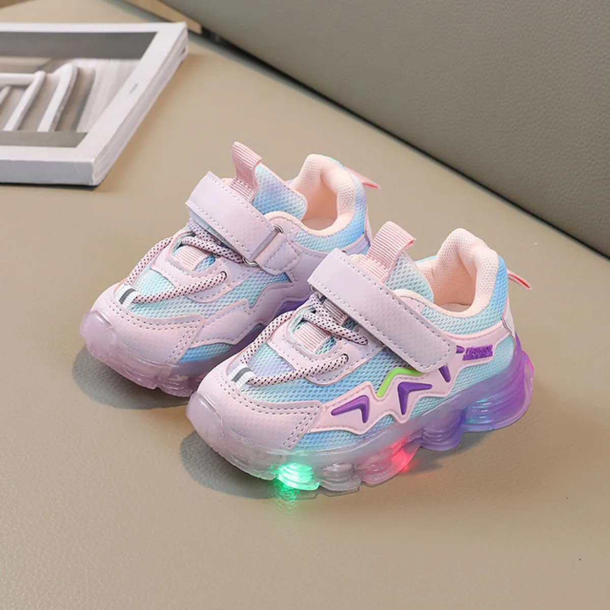 Scarpe da ginnastica per bambini patchwork con suola luminosa Scarpe per bambini illuminate a led per bambini, belle strisce pia