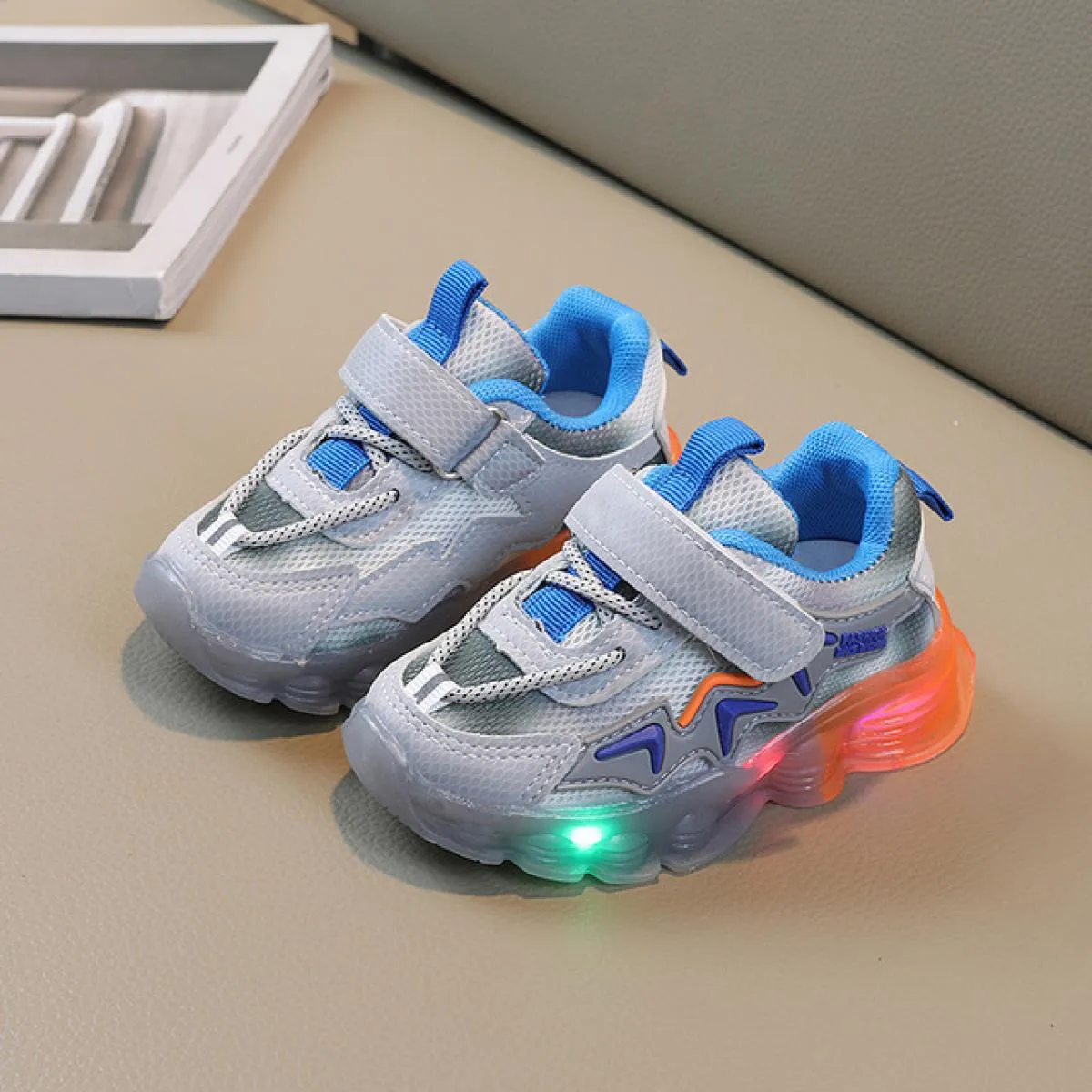 Scarpe da ginnastica per bambini patchwork con suola luminosa Scarpe per bambini illuminate a led per bambini, belle strisce pia