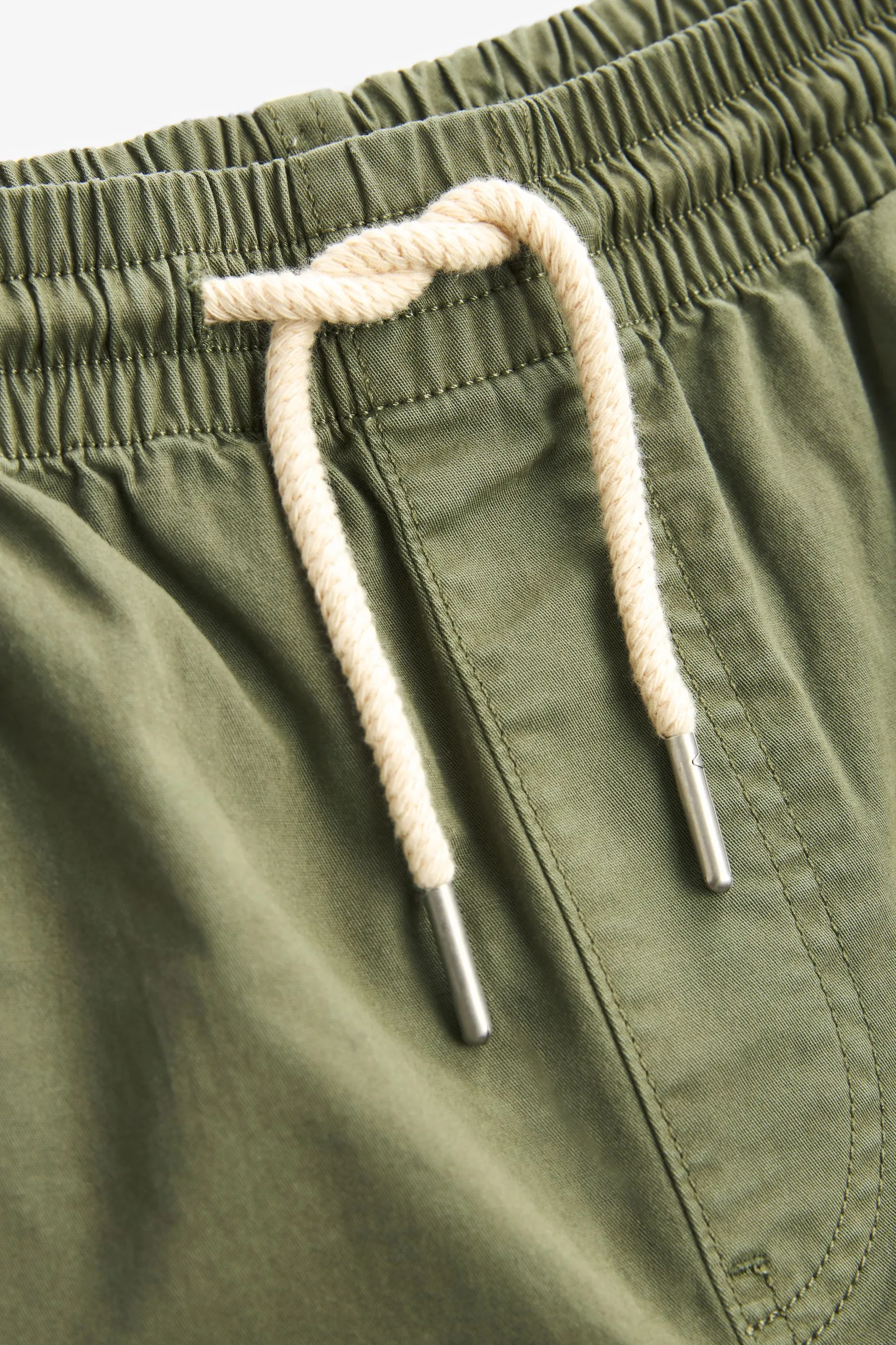 Shorts in cotone slavato con vita elasticizzata