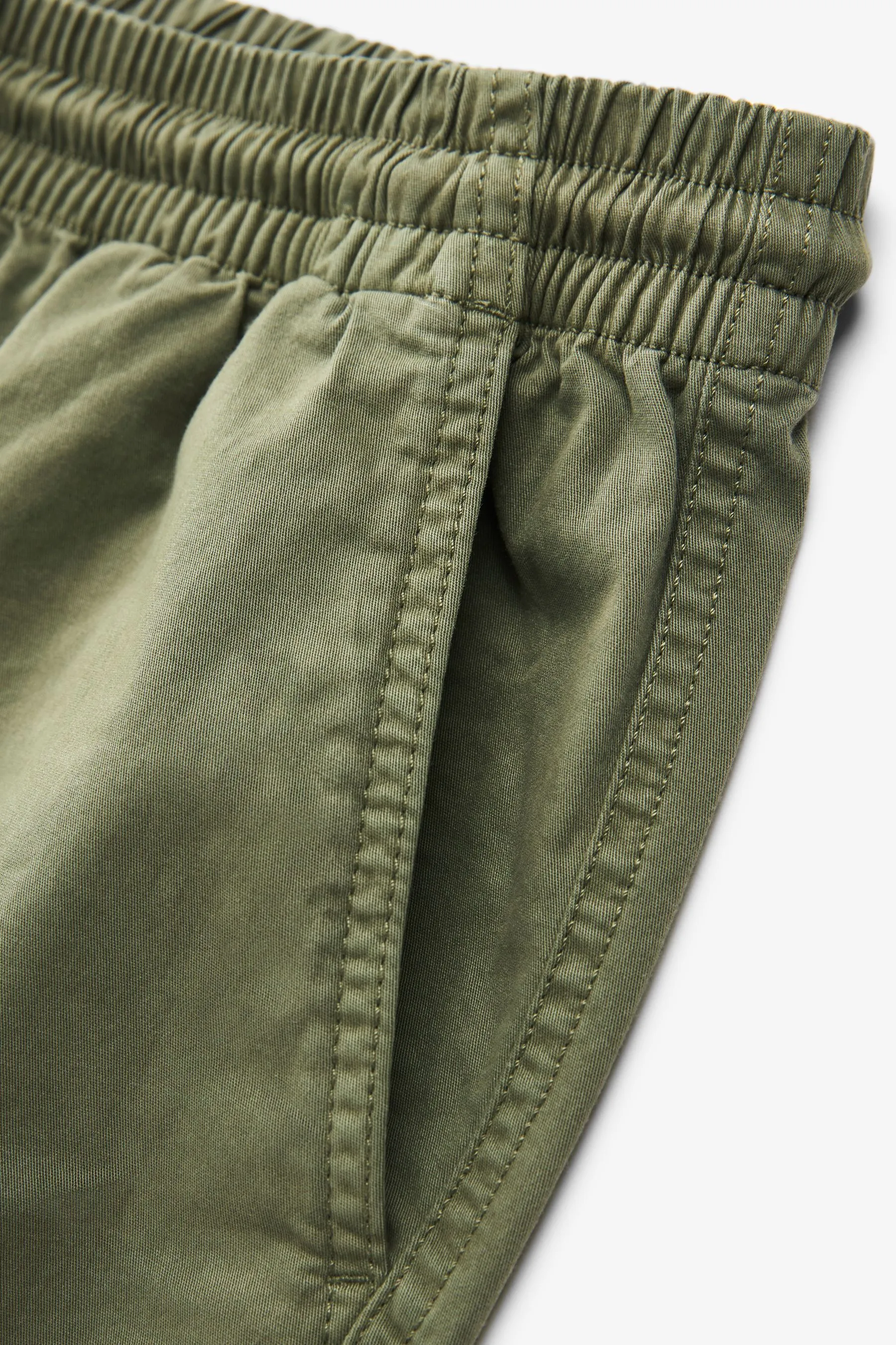 Shorts in cotone slavato con vita elasticizzata