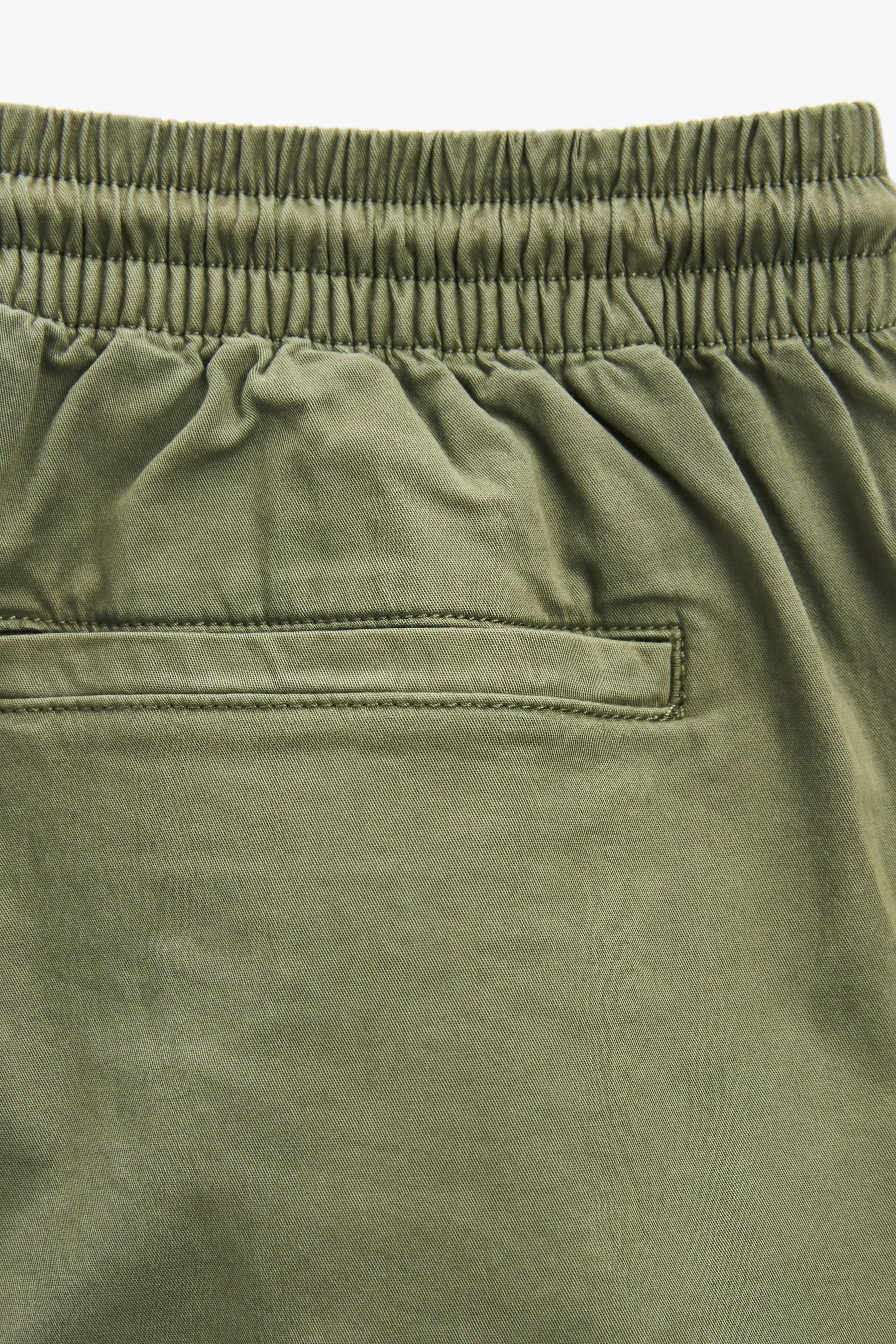 Shorts in cotone slavato con vita elasticizzata