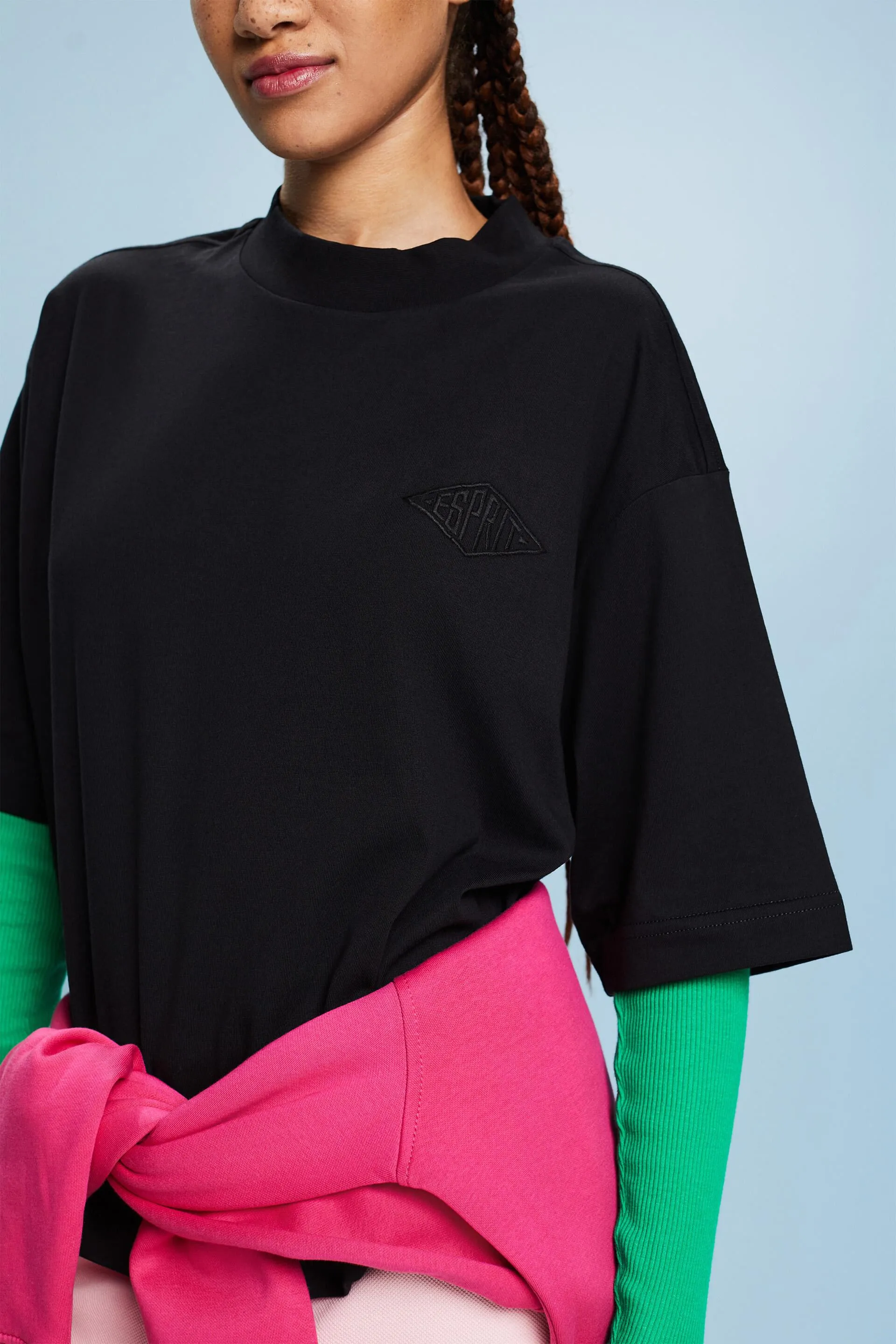 T-shirt con logo e collo a lupetto