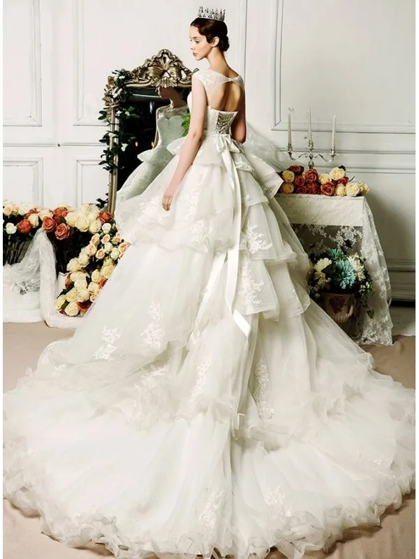 Vestito da Sposa online principesco con gonna vaporosa a balze e scollatura velata