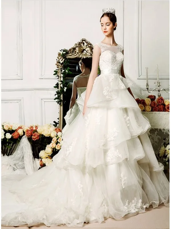 Vestito da Sposa online principesco con gonna vaporosa a balze e scollatura velata