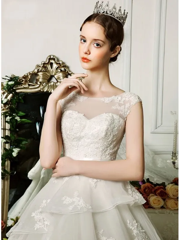 Vestito da Sposa online principesco con gonna vaporosa a balze e scollatura velata