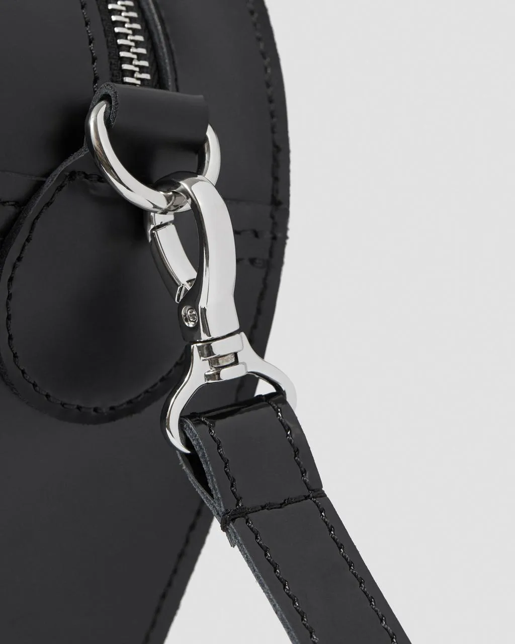 ZAINO/BORSA DR. MARTENS IN PELLE A FORMA DI CUORE
