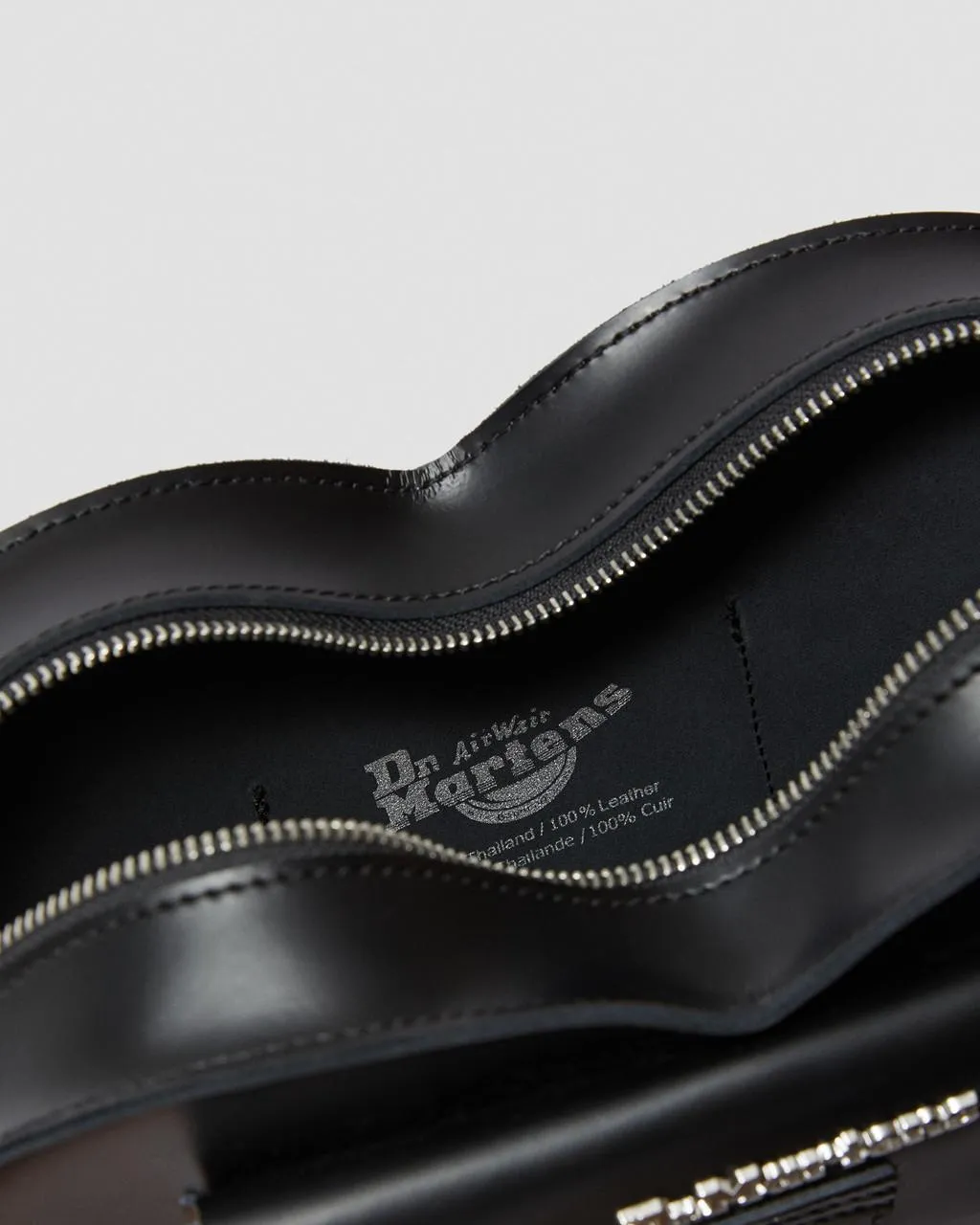 ZAINO/BORSA DR. MARTENS IN PELLE A FORMA DI CUORE