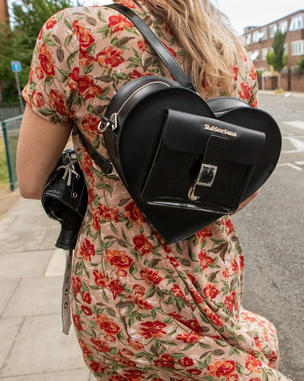 ZAINO/BORSA DR. MARTENS IN PELLE A FORMA DI CUORE